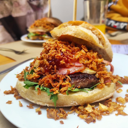 Hamburguesa de la La Rústica Caravan Bar.