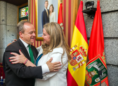 Martínez- Acitores y Ayala se abrazan tras el Pleno.