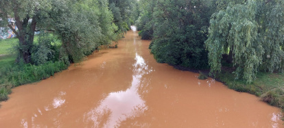 El río Arlanzón, en el corazón de Burgos, convertido en un espectáculo natural cautivador después de las lluvias en la cuenca alta.
