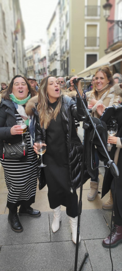 El público participando en el concierto fiestón organizado recientemente por El Pez y Spritzería Encarna's.