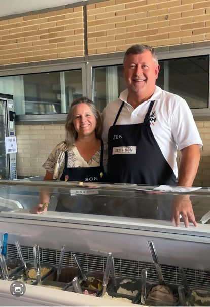 Jesús y Sonia posan en un evento solidario contra el cáncer en el que ayudaron a recaudar fondos con sus helados.