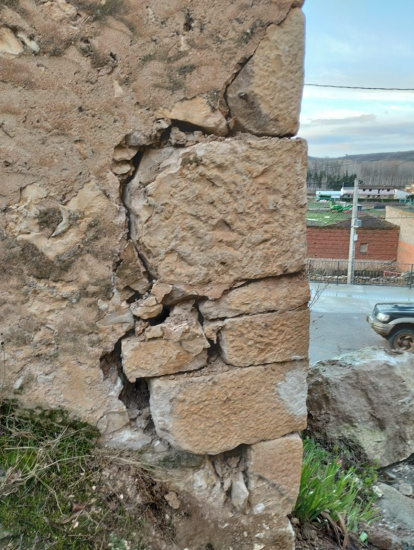 Imagen de la roca caída en el pueblo de Torregalindo