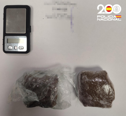 Imagen de los 80 gramos hachís y la báscula precisión