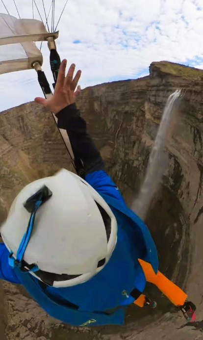 Vídeo de un salto base en el Salto del Nervión desde 222 metros de altura.