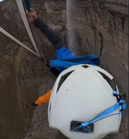 El deportista extremo se lanzó desde el mirador ante varios testigos y grabó una maniobra de enorme dificultad con la cascada al fondo