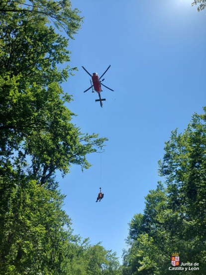 El helicóptero de la Junta evacúa a un motorista accidentado en el norte de Burgos.