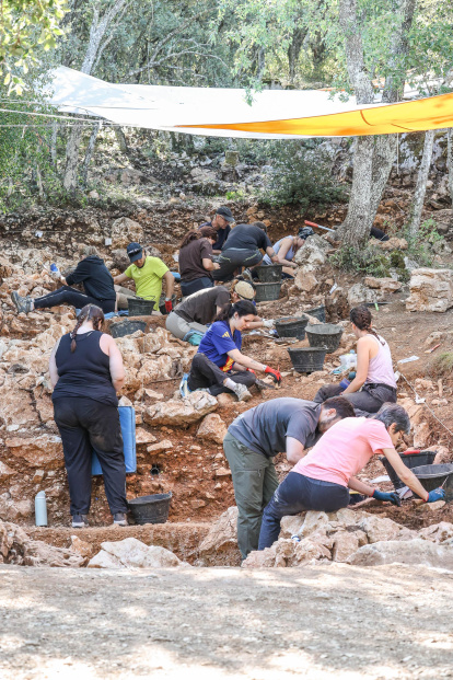 Equipo de unas 15 personas que trabajan en Estatuas que tiene dos zonas de excavacin en el exterior y dentro de la cueva.