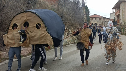 La Tarasca recorre las calles de Hacinas. DAVID GÓMEZ
