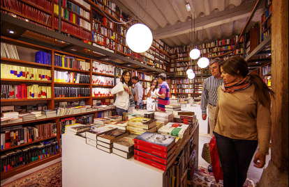 Interior de la librería Luz y Vida. ECB