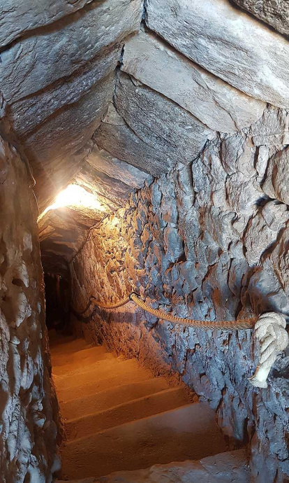 Escaleras de acceso a una bodega subterránea en Aranda de Duero.-L.V.