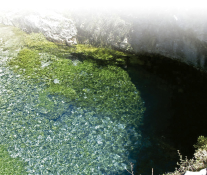 El pozo azul, que pronto recibirá en sus profundidades el Belén, es uno de los rincones más bellos de la provincia.