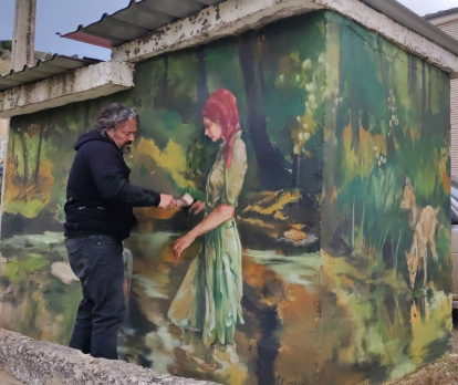 Regue Mateos en un momento de creación del mural.