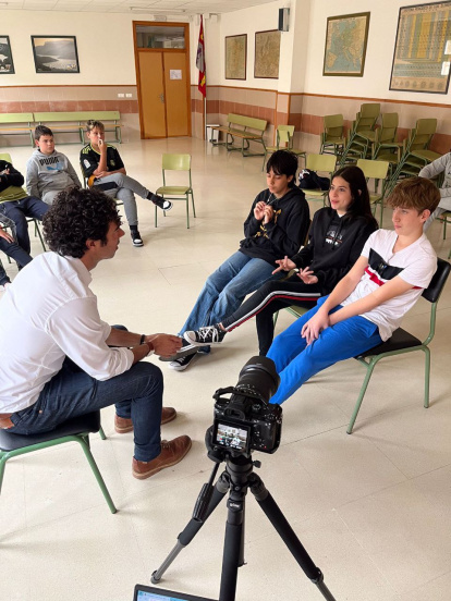 Cervera conversa con varios alumnos.