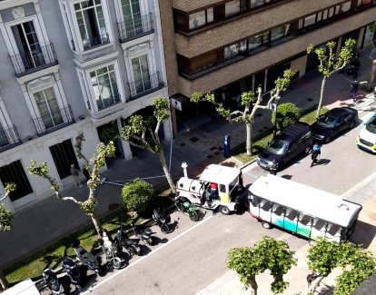 El tren chocó contra un árbol y derribó una señal de tráfico.