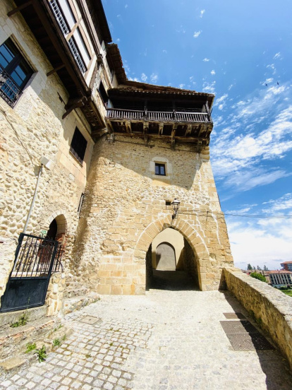 el Arco de la Cadena es una puerta medieval en la muralla de Medina de Pomar