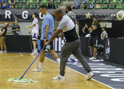 El encuentro comenzó con retraso por las goteras del Coliseum.