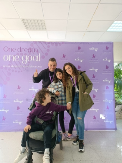 Markel con sus padre y su hermana en un encuentro de la fundación.