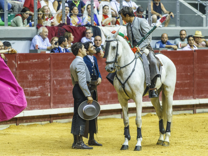 El joven extremeño Adrián Venegas tomó la alternativa en la primera de la feria de San Pedro. Se abrió el ciclo con un acontecimiento inédito en la ciudad.