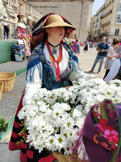 Voluntarios del comité de folclore se encargan de recoger los ramos de flores y colocarlos a los pies de Santa María.