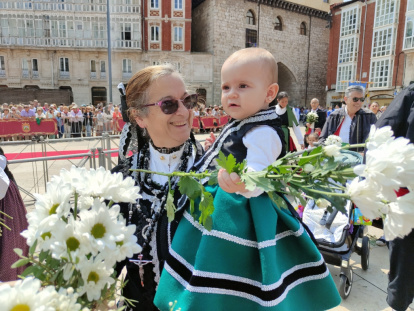 Instante de la Ofrenda Floral a Santa María la Mayor.
