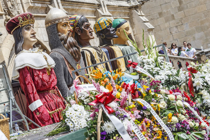 Instante de la Ofrenda Floral a Santa María la Mayor.