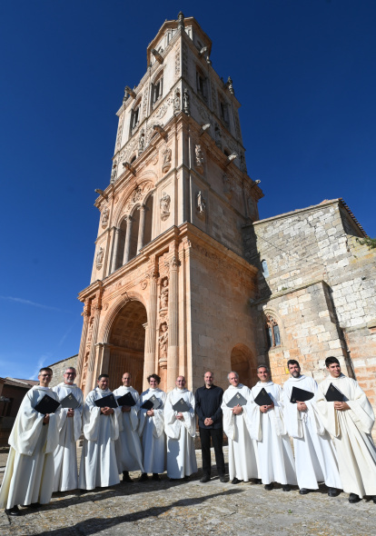 El organista de la Sagrada Familia Juan de la Rubia y el coro Schola Antiqua ofrecieron un magistral concierto en la Colegiata de la Asunción