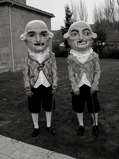 Las dos figuras representativas de las fiestas Patrocinio de San José de Villanueva de Argaño