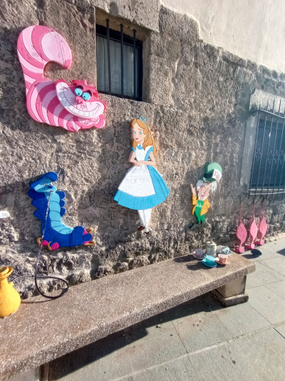 Alicia en el país de las maravillas, en la fachada de una vivienda de Olmillos de Sasamón.