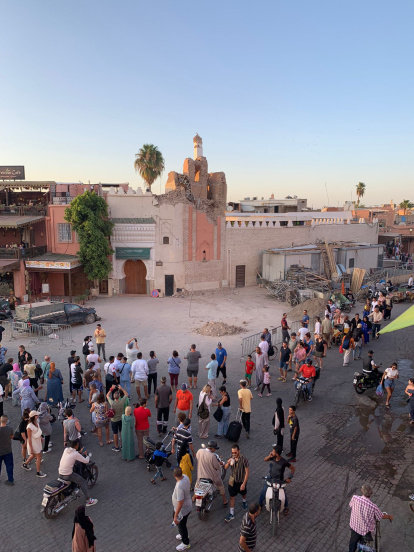 Vista general de una calle tras el terremoto.