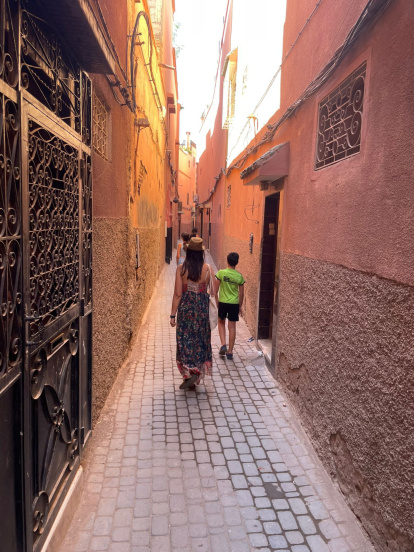 La calle de acceso a uno de los alojamientos de la familia quedó devastada por el terremoto.