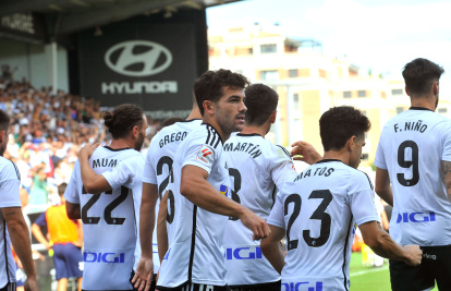Varios jugadores blanquinegros luciendo el logo del patrocinador en la parte trasera de la camiseta.
