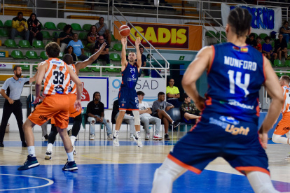 Munford observa un lanzamiento de Joe Cremo, durante el partido de pretemporada contra Leyma Coruña