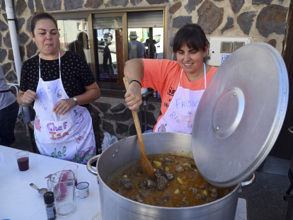 La XXII Fiesta del Lechazo, en la que participa prácticamente la totalidad del pueblo burgalés, cuenta con más de 250 kilos de lechazo.