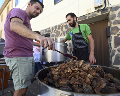 La XXII Fiesta del Lechazo, en la que participa prácticamente la totalidad del pueblo burgalés, cuenta con más de 250 kilos de lechazo.