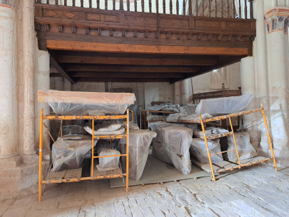 Retablo embalado bajo el coro de la Iglesia de Villamorón.