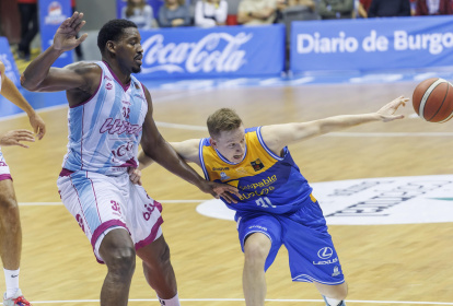 Lapornik pelea por un balón ante un rival.