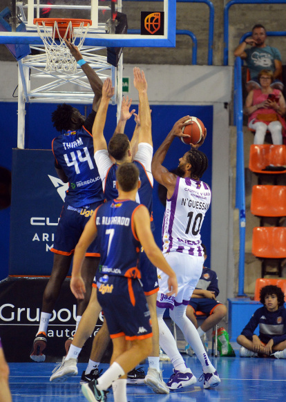 Alvarado, de espaldas observa como un jugador del Valladolid tira a canasta en el partido en El Plantío.
