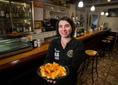 Magdalena, gerente de Mesón Froilán, con uno de los platos clave del local, las bravas.