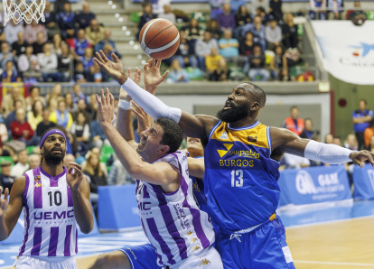 Imagen del partido entre el Longevida San Pablo Burgos y el UEMC Valladolid.