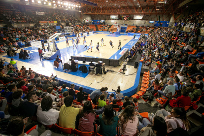 Aspecto del municipal de El Plantío durante el partido ante Cáceres.