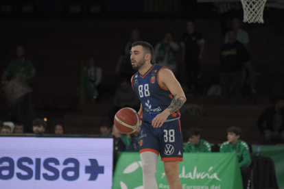 Dídac Cuevas conduce el balón en el municipal de San Pablo de Sevilla.