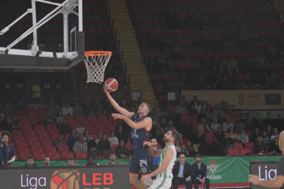 Bandeja de Joe Cremo ante el Real Betis.