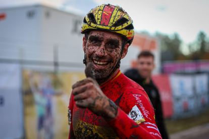 Felipe Orts, sonriente tras cruzar la línea de meta.