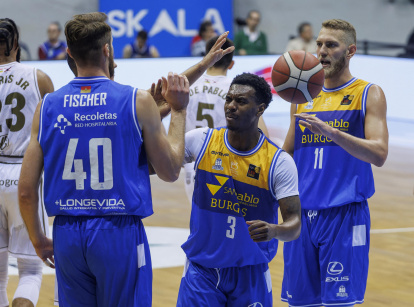 Micah Speight choca la mano con Fischer en el partido contra Clavijo en el Coliseum
