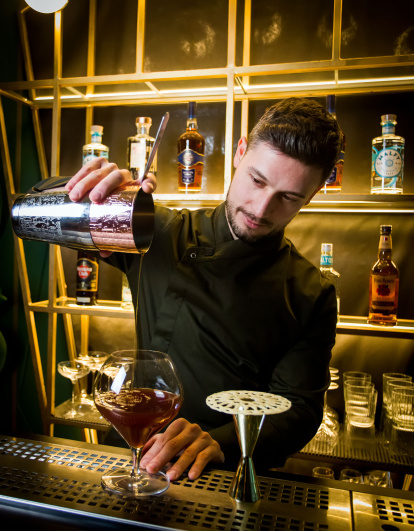 Max Vázquez, coctelero de 'Paquita Mariví', sirve el Catedral, con toques de bourbon, cacao y garrapiñada.