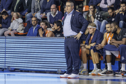 Diego Epifanio sigue desde la banda el partido ante el Tizona de su Leyma Coruña.