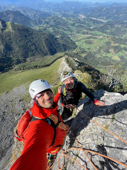 Un momento de felicidad en la ruta por Los Alpes de los montañeros burgaleses.