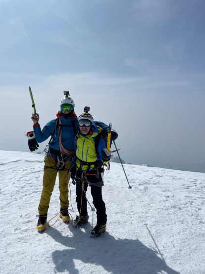 Los montañeros burgaleses en distintos momentos en Los Alpes.