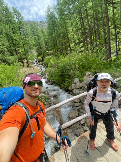 Los montañeros burgaleses en distintos momentos en Los Alpes.
