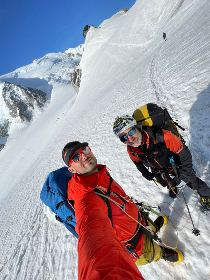 Los montañeros burgaleses en distintos momentos en Los Alpes.